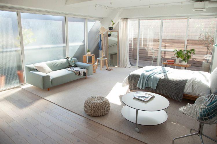 タイルカーペットを途中まで敷いた状態