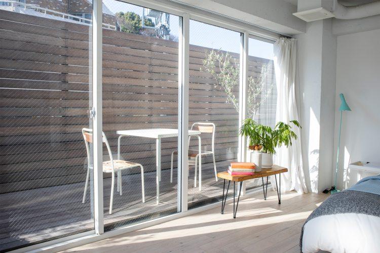 デッキ抜けの窓辺