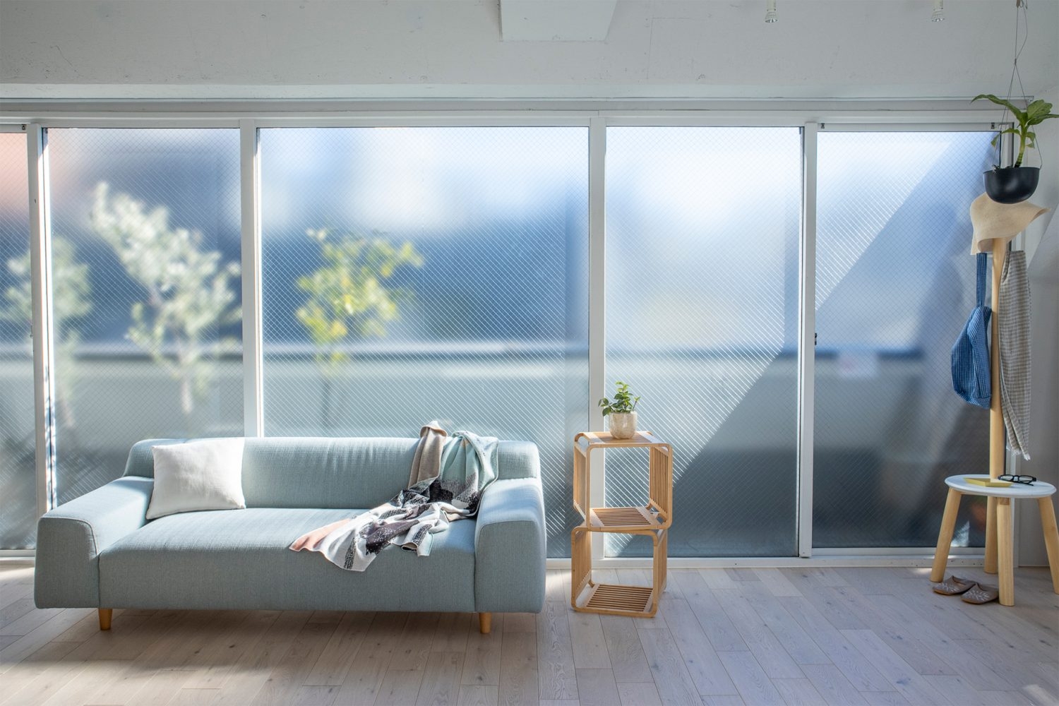 南東側に大きな窓とベランダ