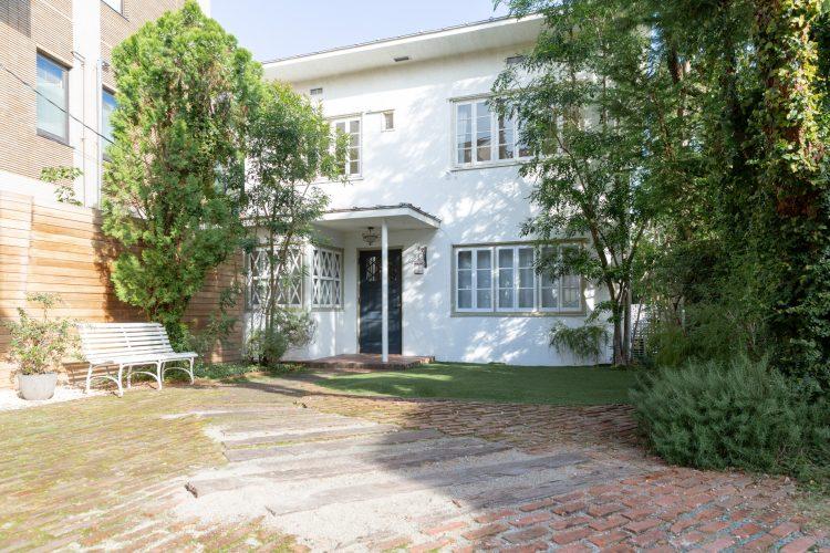 白くて爽やかな外観