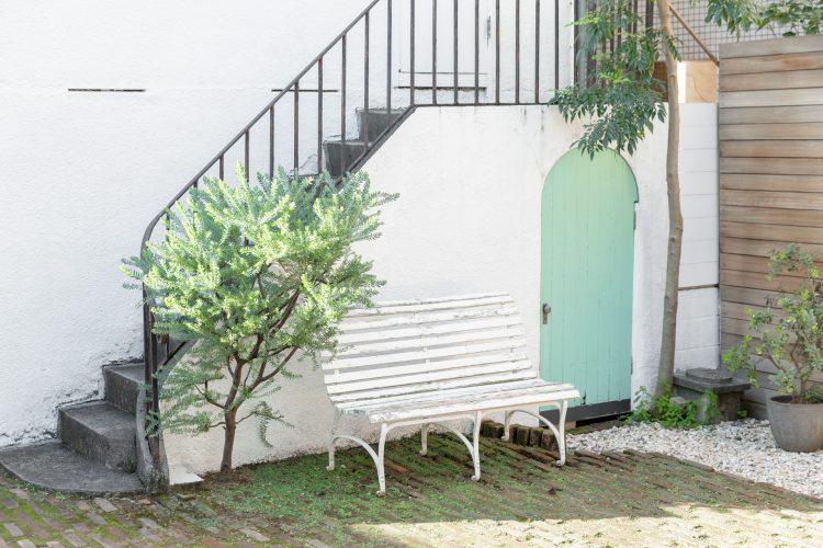 事務所棟の外壁や階段