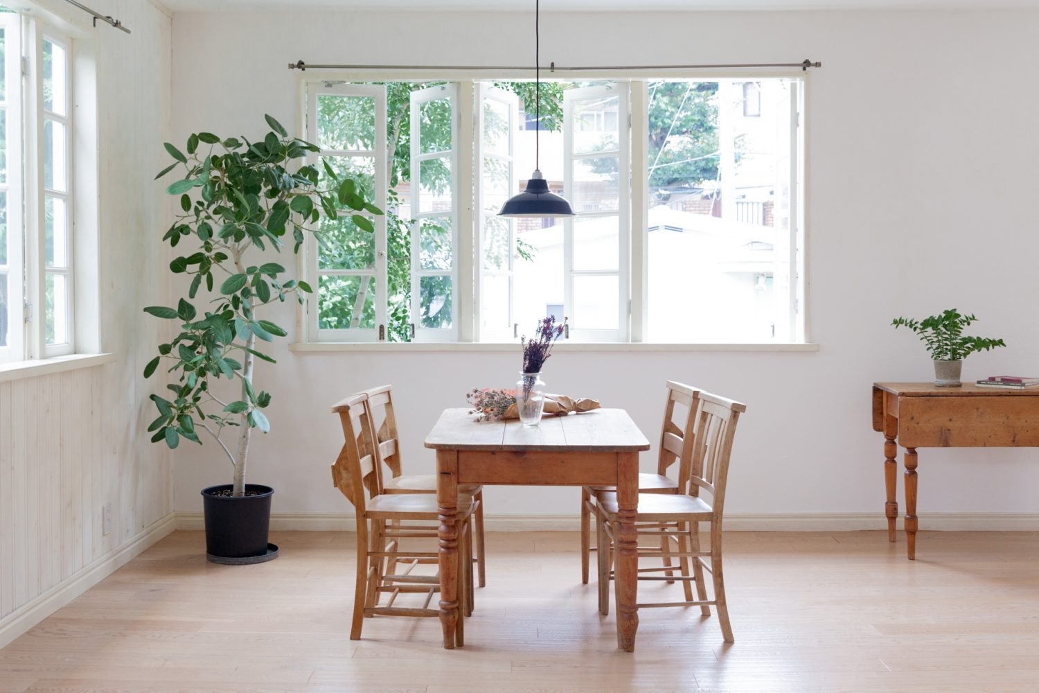 ナチュラルなダイニングセット