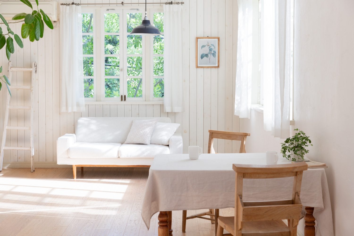 カントリー感がありつつもシンプルな内装