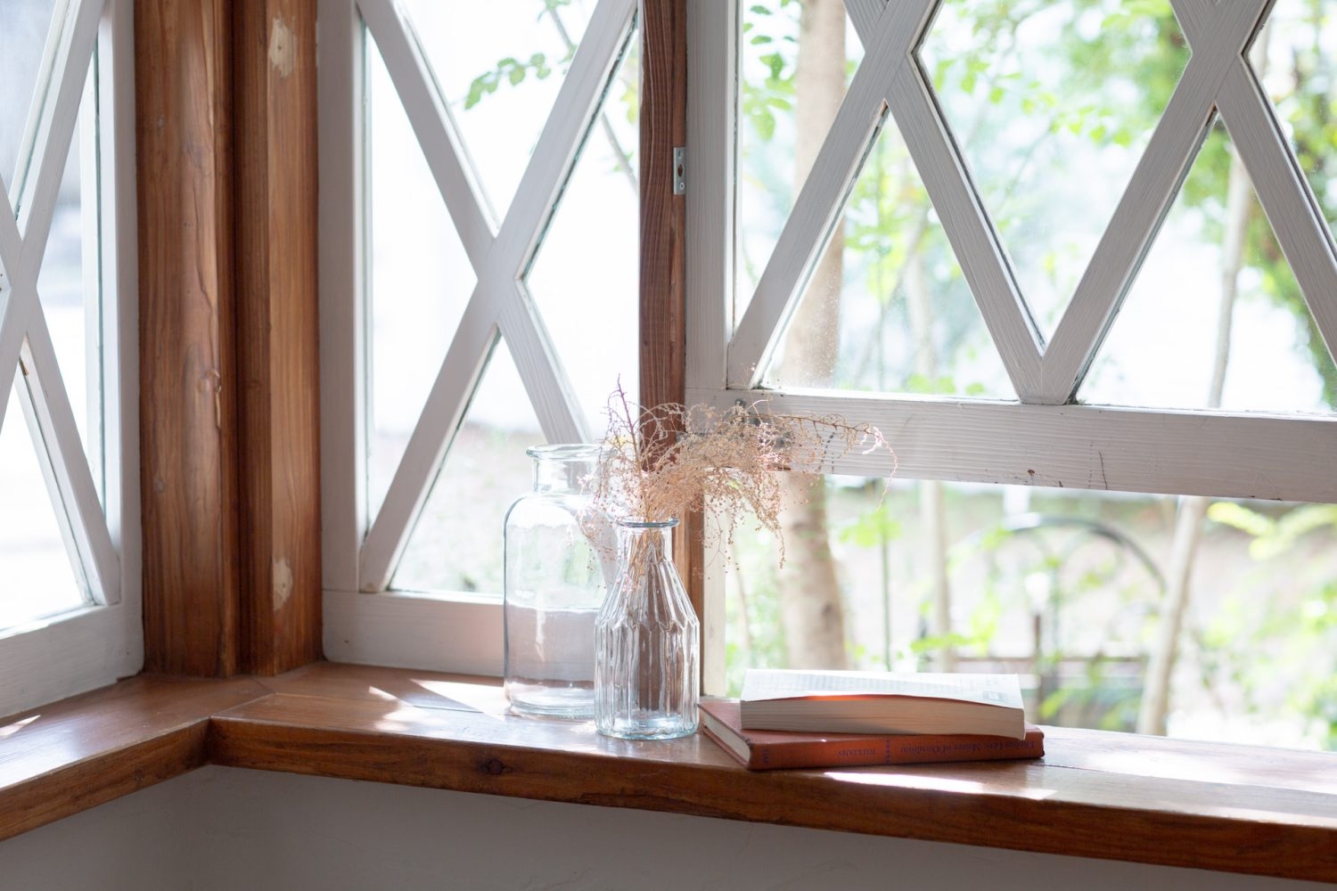 カントリー調の木枠の窓もおすすめ