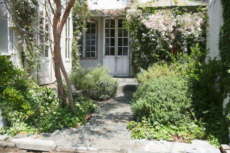 庭とグリーン、石畳の道