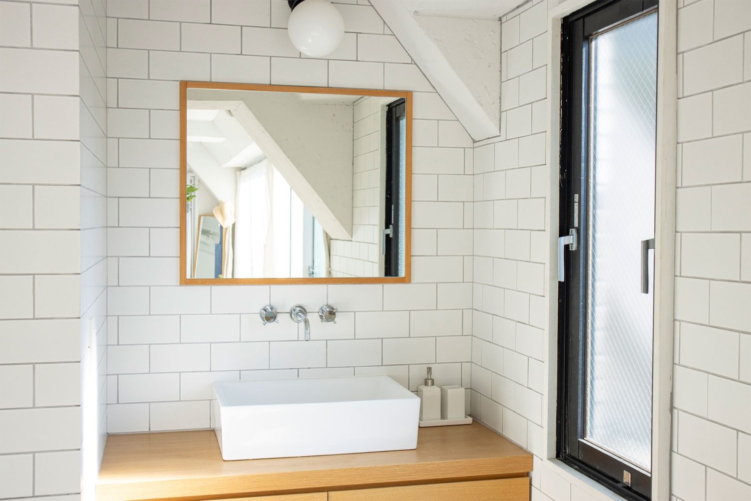 木の質感を活かした洗面台