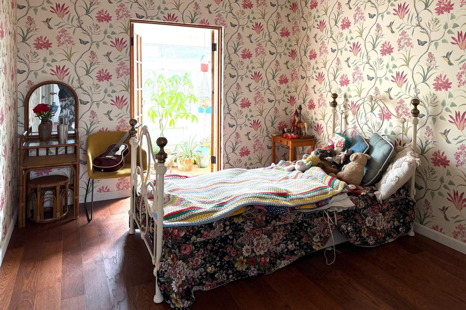花柄の壁がかわいらしい印象のキッズベッドルーム