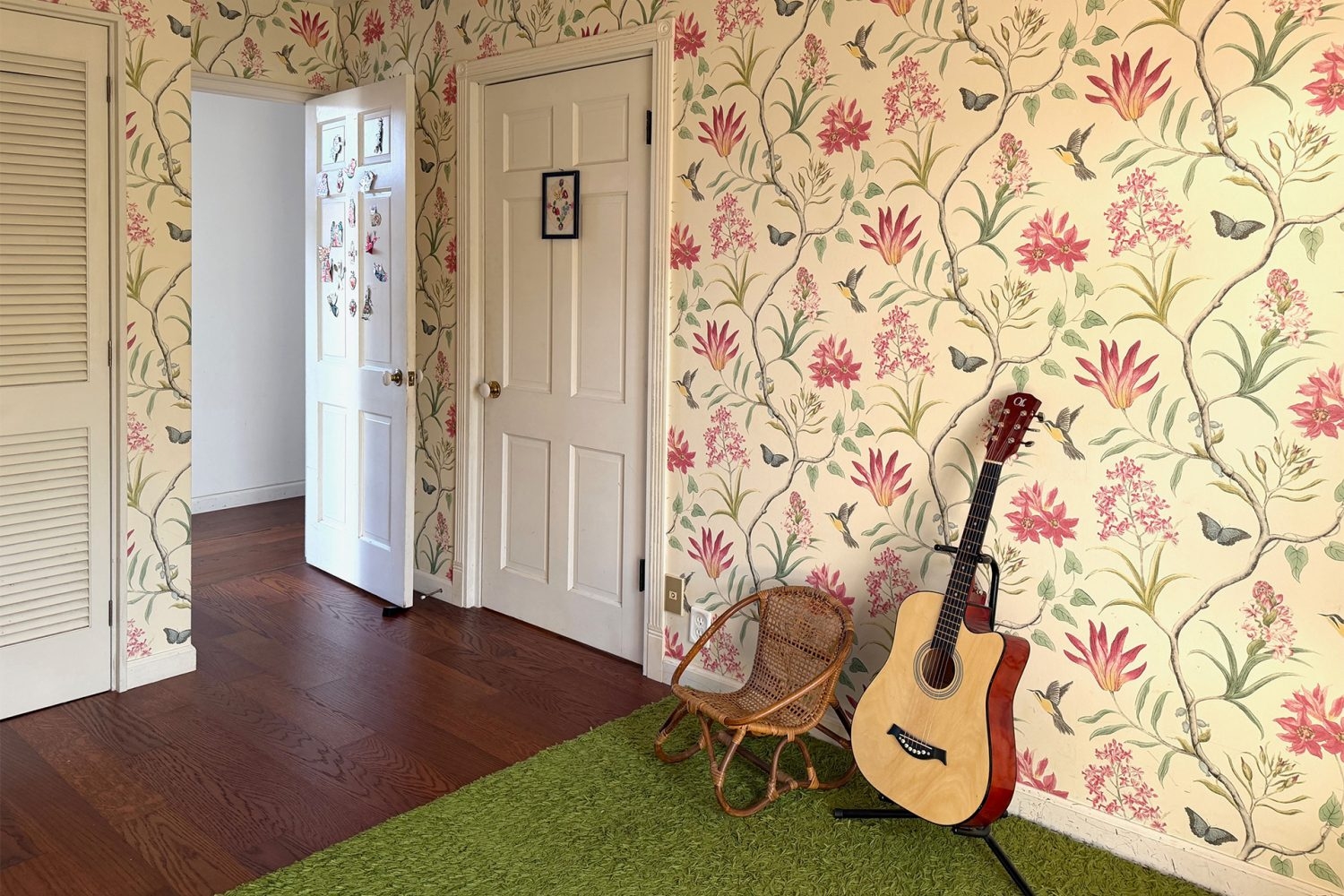 花柄の壁に白い扉が映えるアメリカンな空間