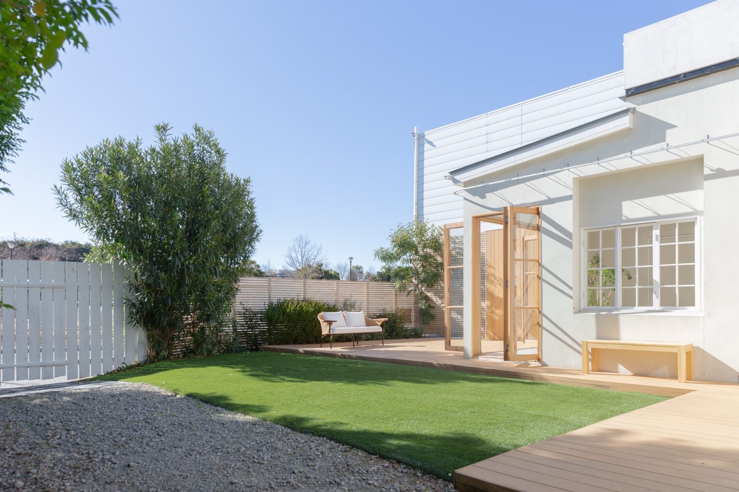 道路側は建物もなく開放的