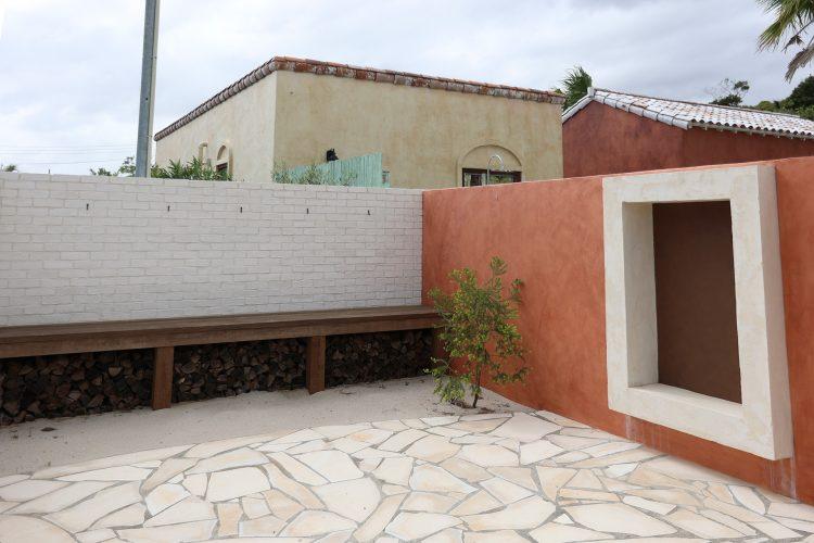 開放的なプールテラス