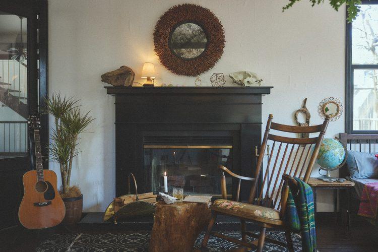 暖炉とロッキングチェアでリラックスシーンの撮影を