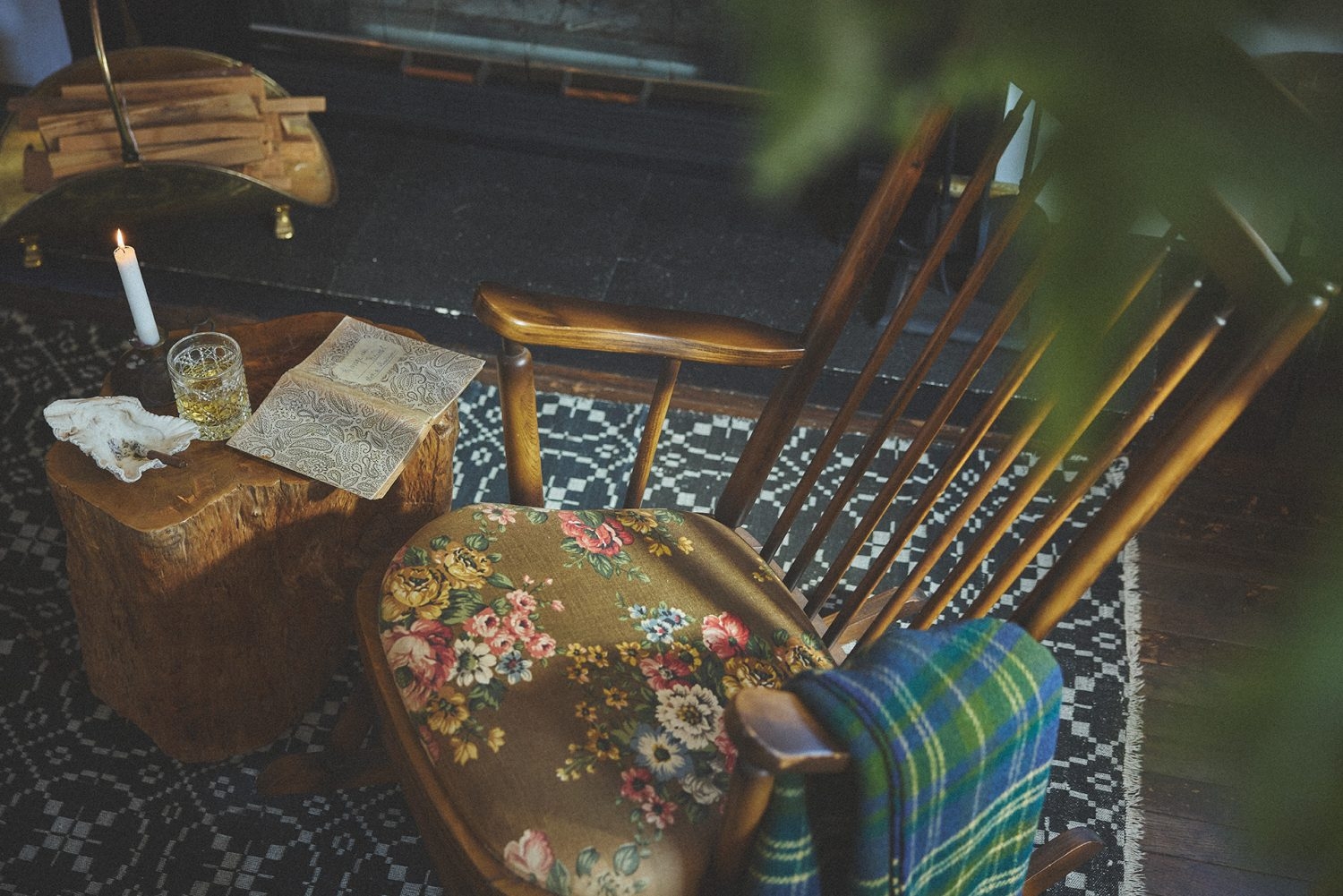 ロッキングチェアとサイドデスクで物撮り