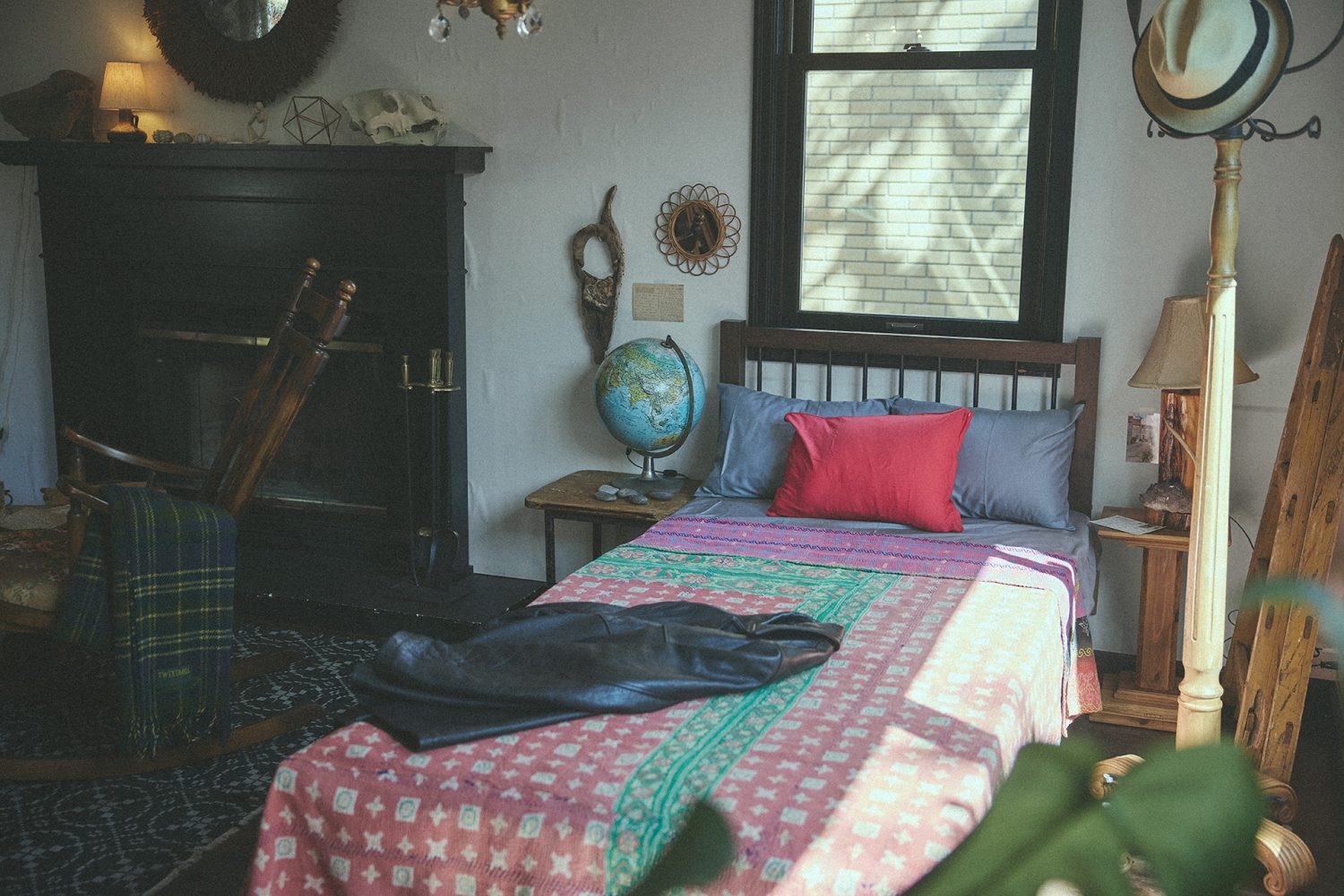 ベッドにもたれかかったポートレートも