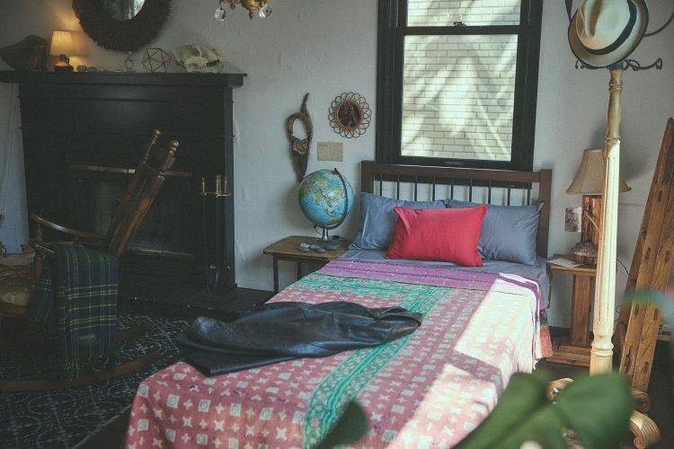 ベッドにもたれかかったポートレートも