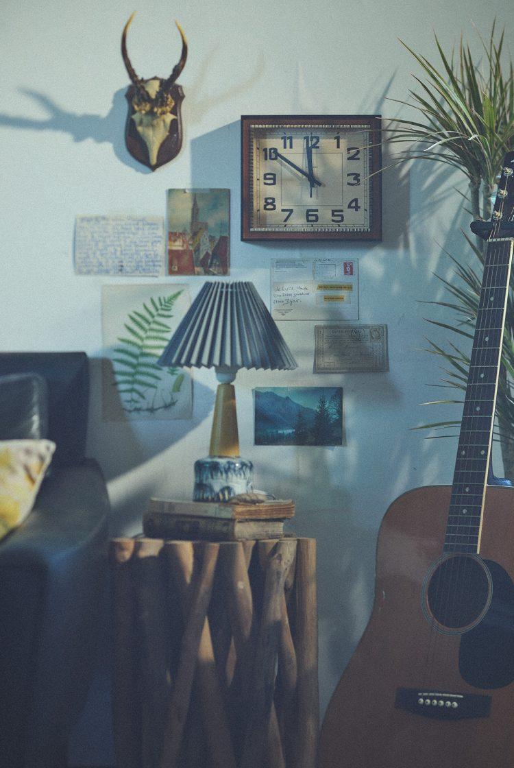 絵葉書などを貼った壁で背景バリエーション