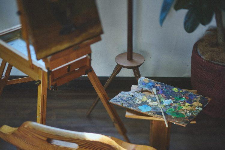 濃い茶色の落ち着きあるフローリング床