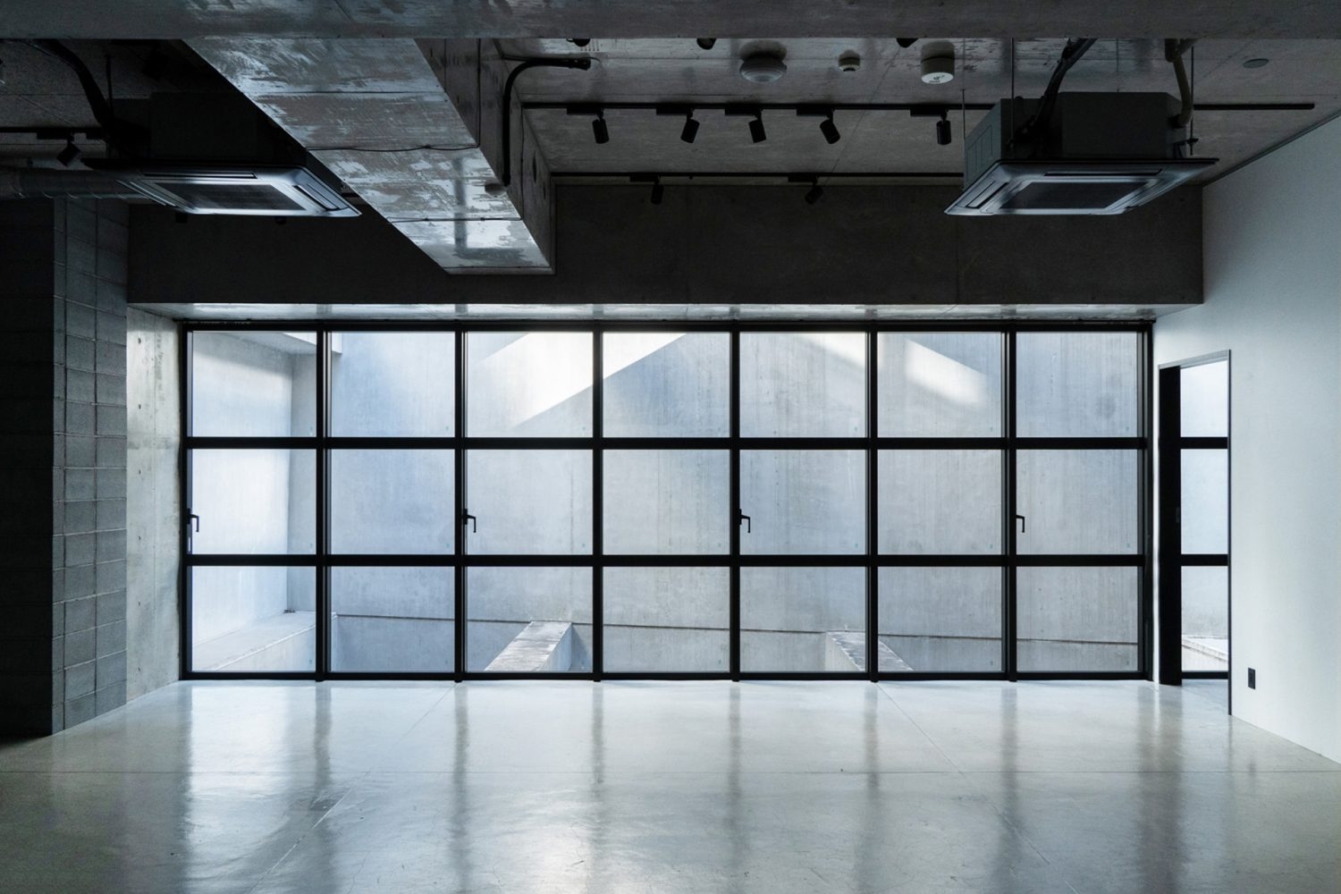 什器を移動した状態の窓面