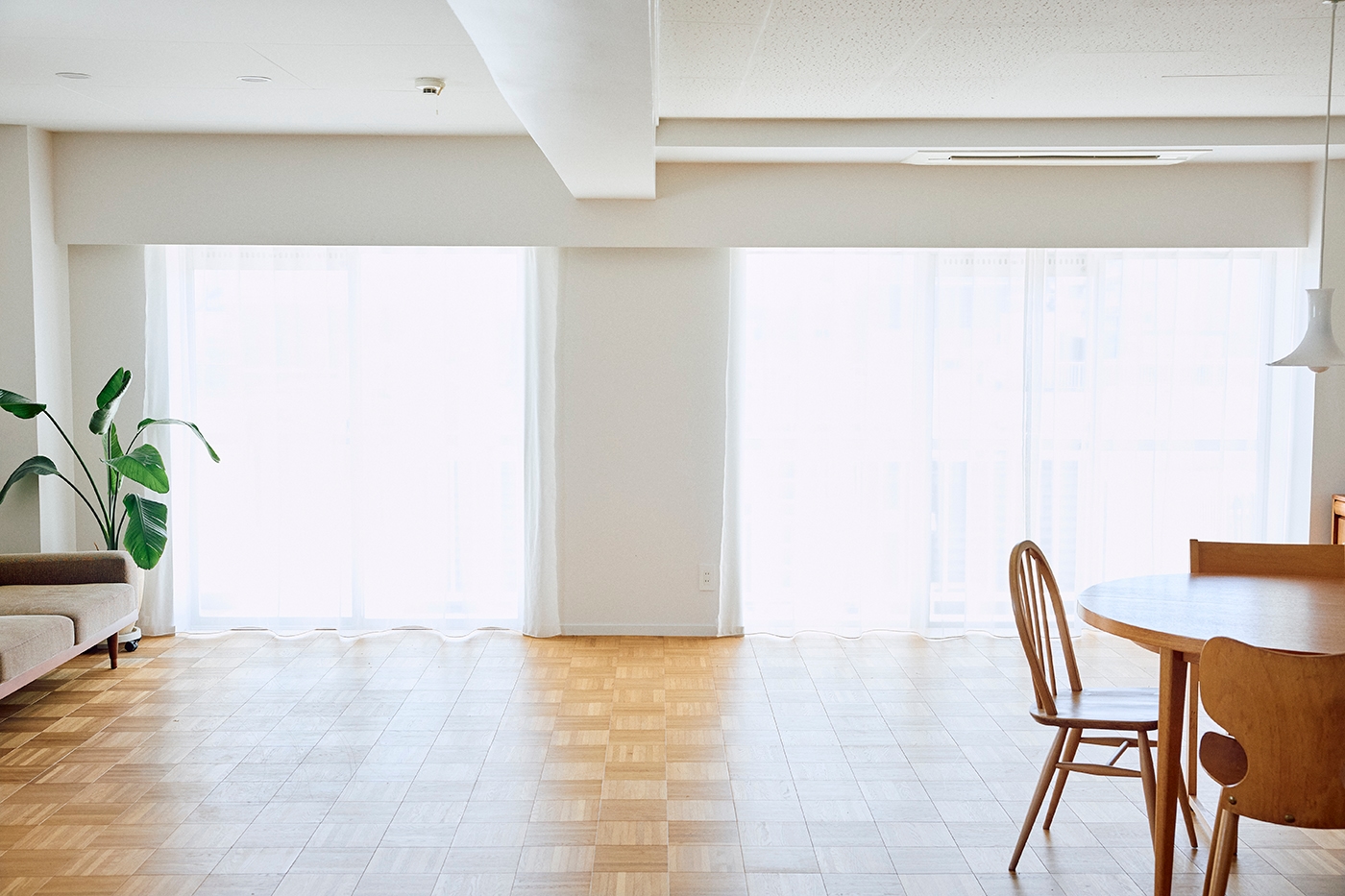 南向きの窓から自然光が入る明るいリビング