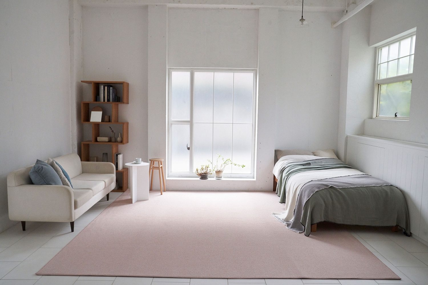 ピンクのカーペットで可愛らしい部屋に