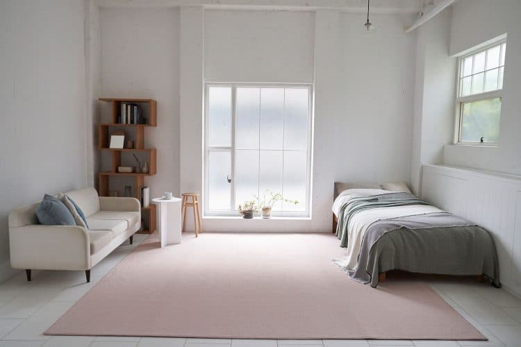 ピンクのカーペットで可愛らしい部屋に