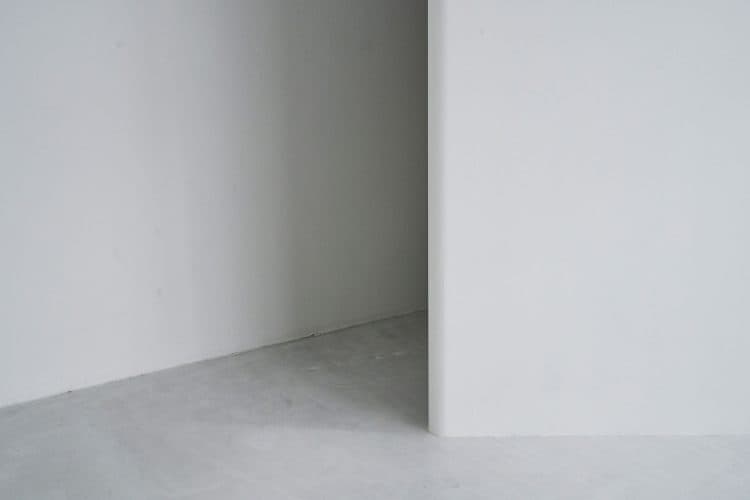 角度の違う白壁