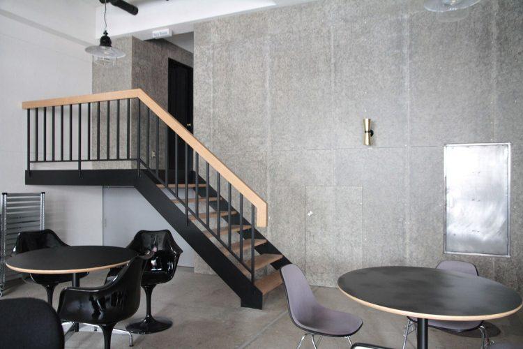 フロア内を俯瞰できる階段