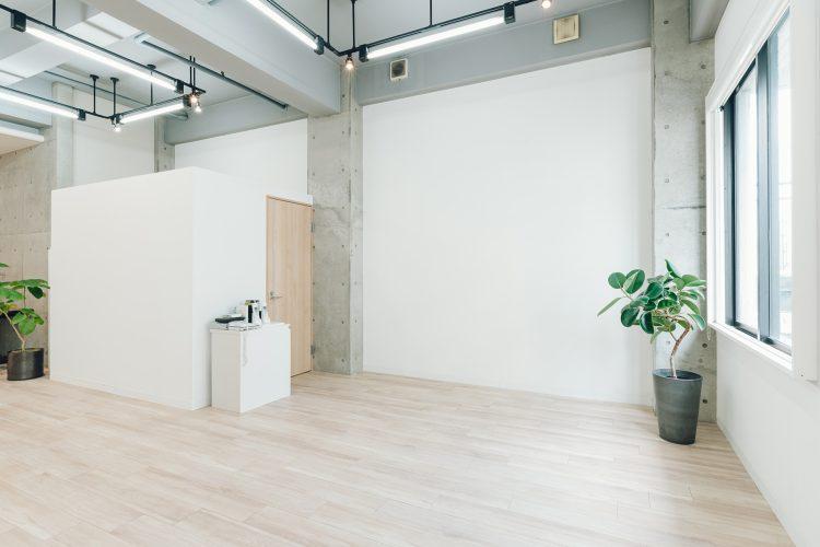 白壁とフローリング床