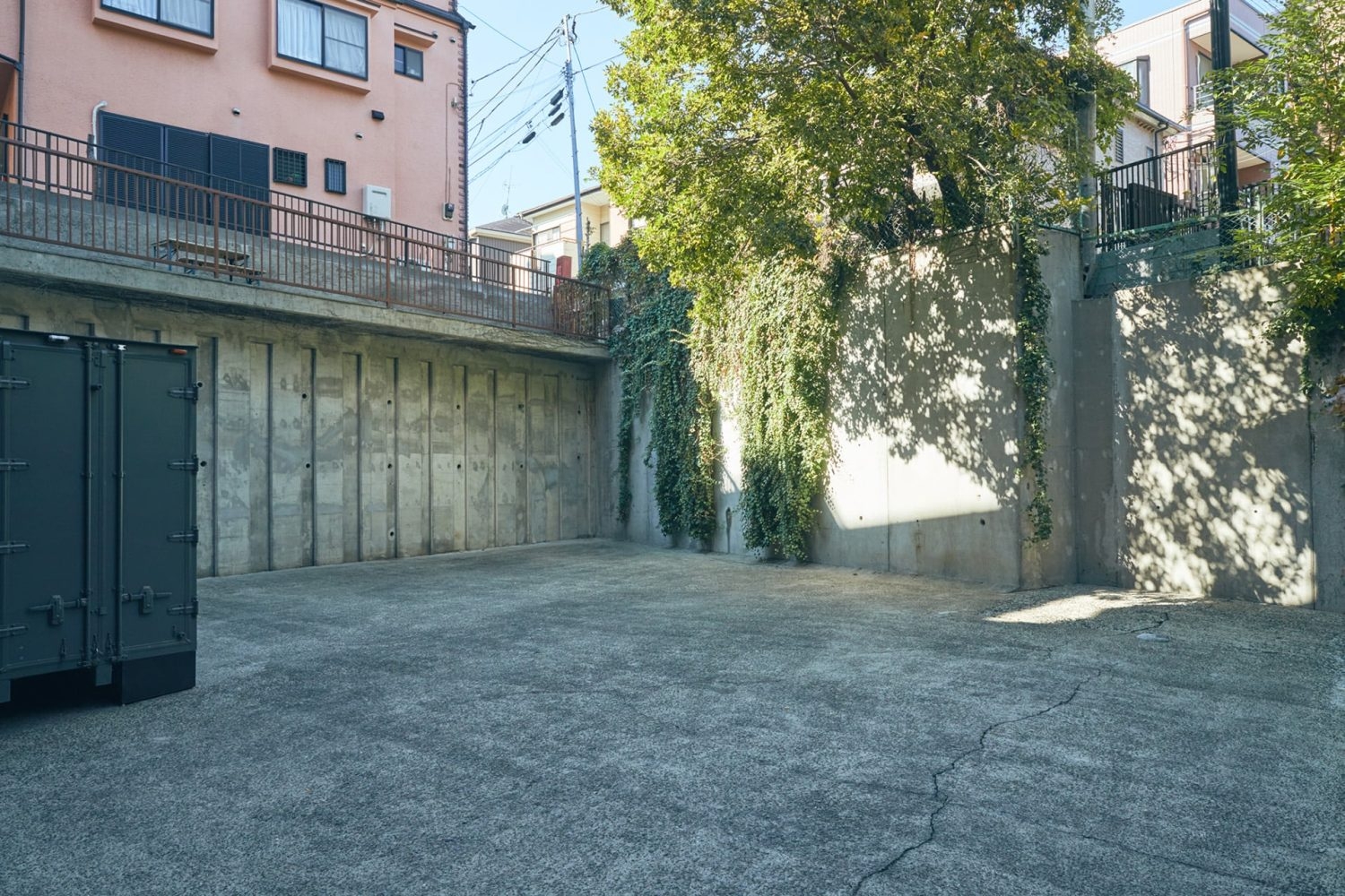 中庭のコンクリート壁とグリーン