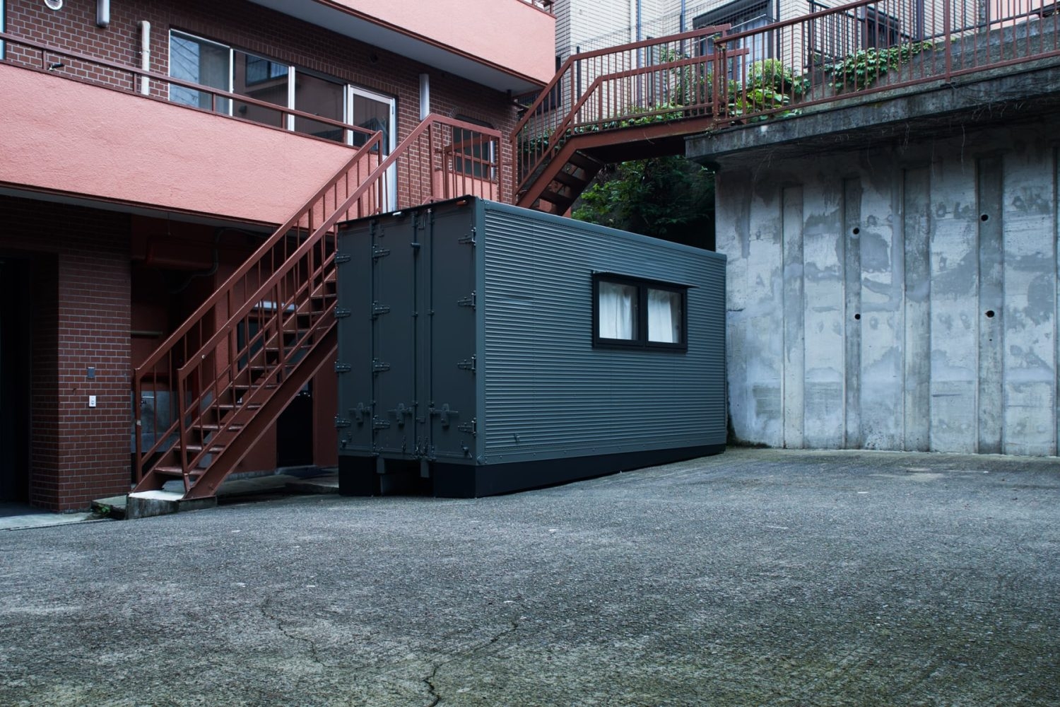 中庭のコンテナはメイクルーム