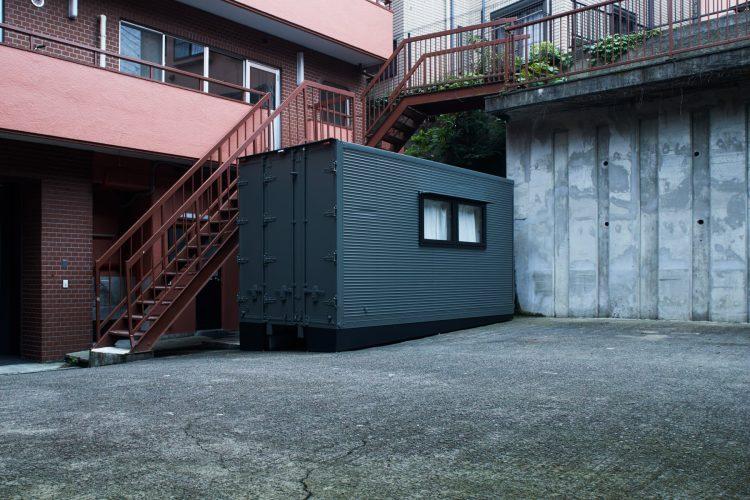 中庭のコンテナはメイクルーム