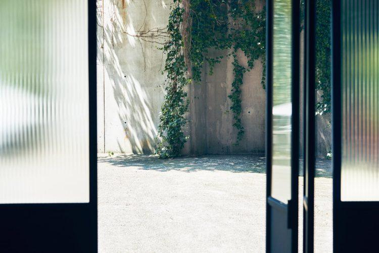 ガラス付きの扉を開けて中庭へ