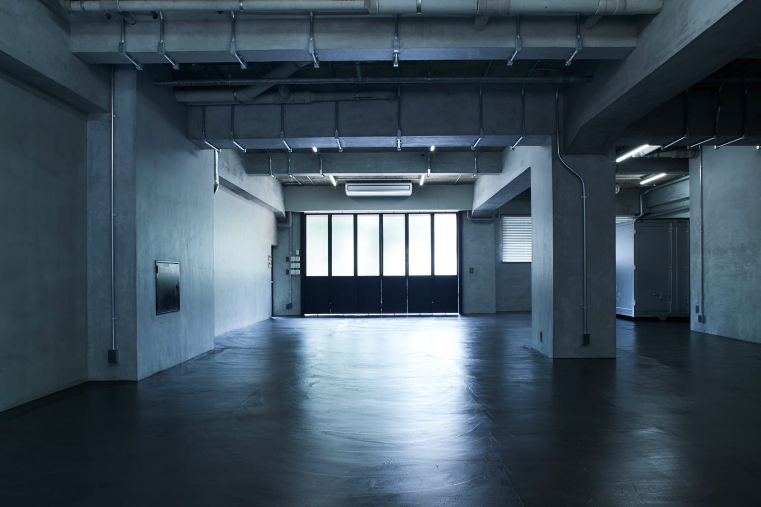 床は黒モルタルでシックな印象