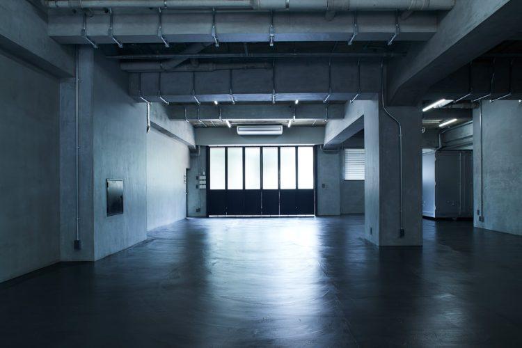 床は黒モルタルでシックな印象