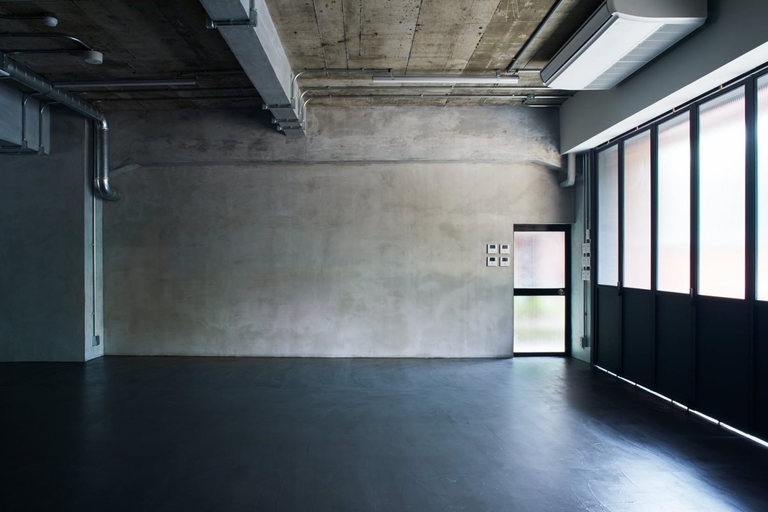 スタジオ内・モルタル壁