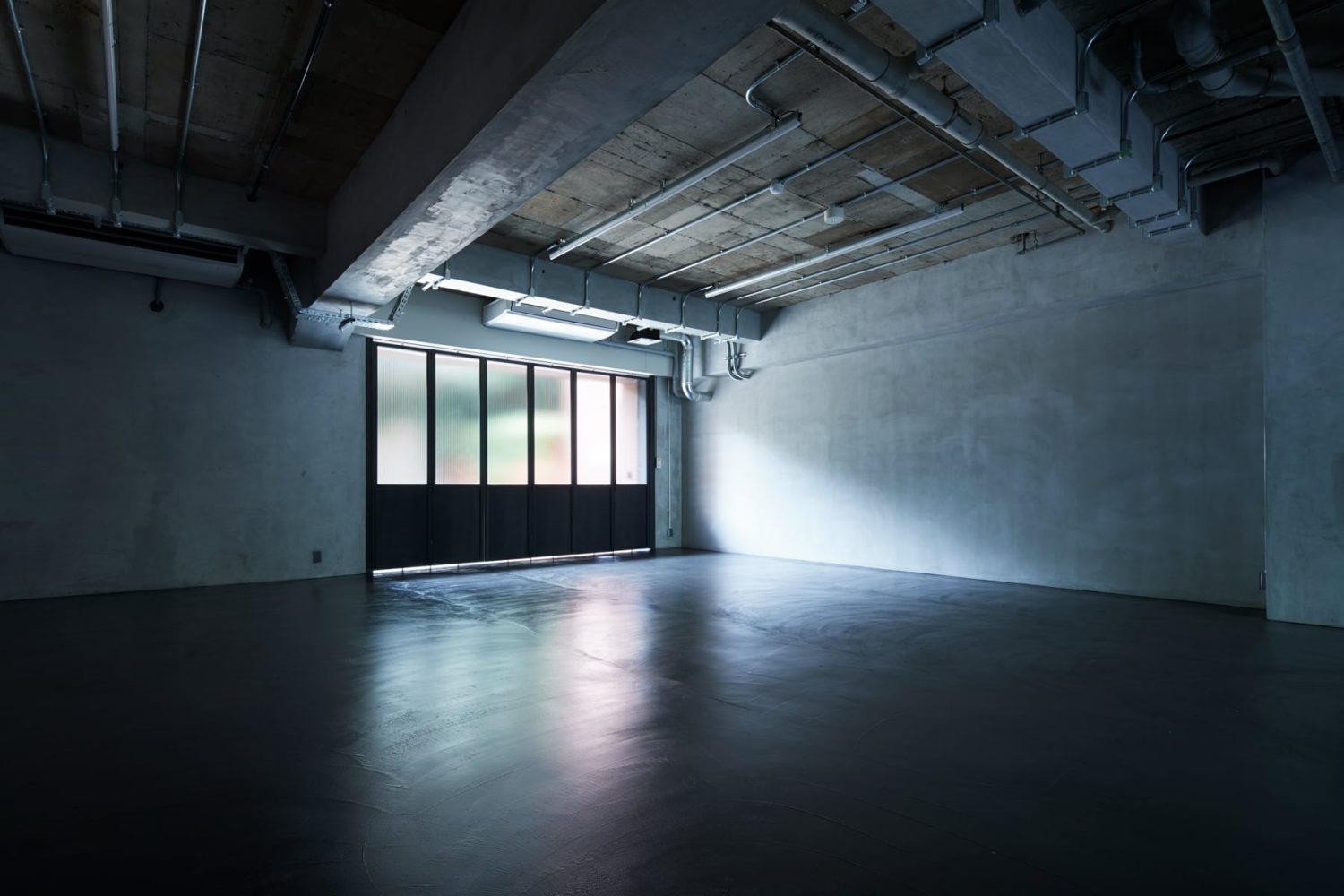 中庭から差し込むやわらかな光