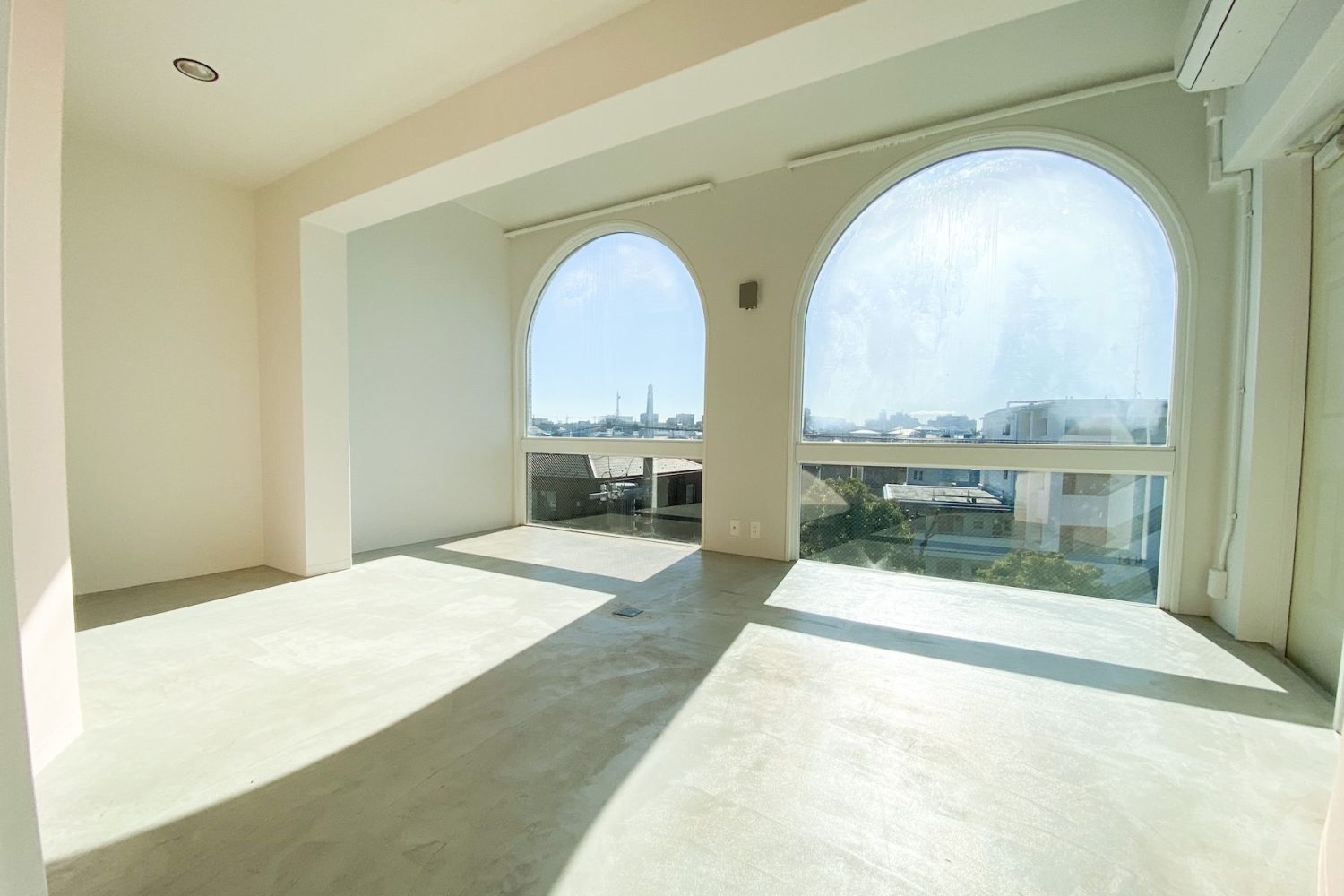 南向きのアーチ窓から直射光