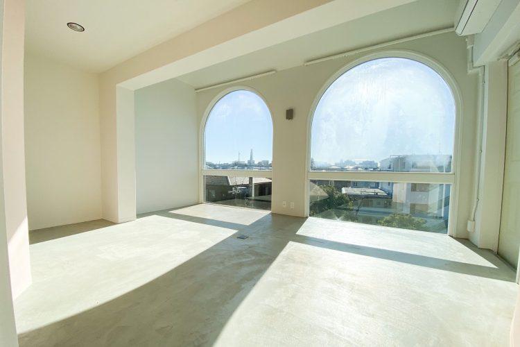 南向きのアーチ窓から直射光