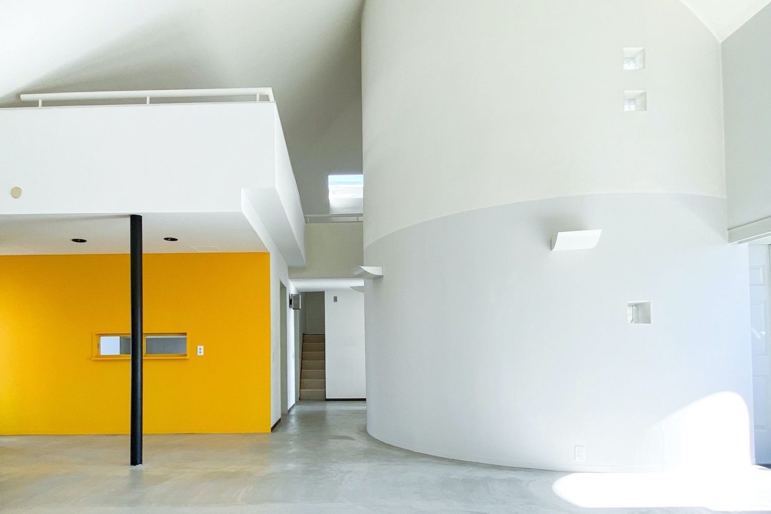 イエロー壁とアール壁がアクセントに