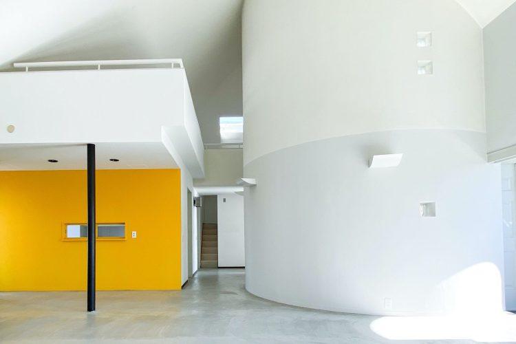 イエロー壁とアール壁がアクセントに