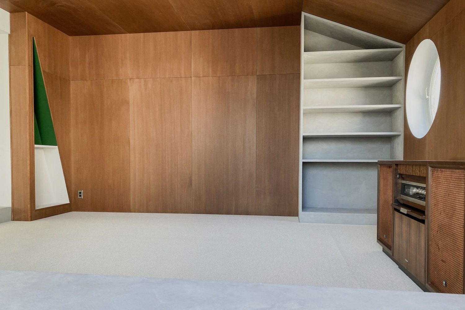 モルタルグレーの本棚