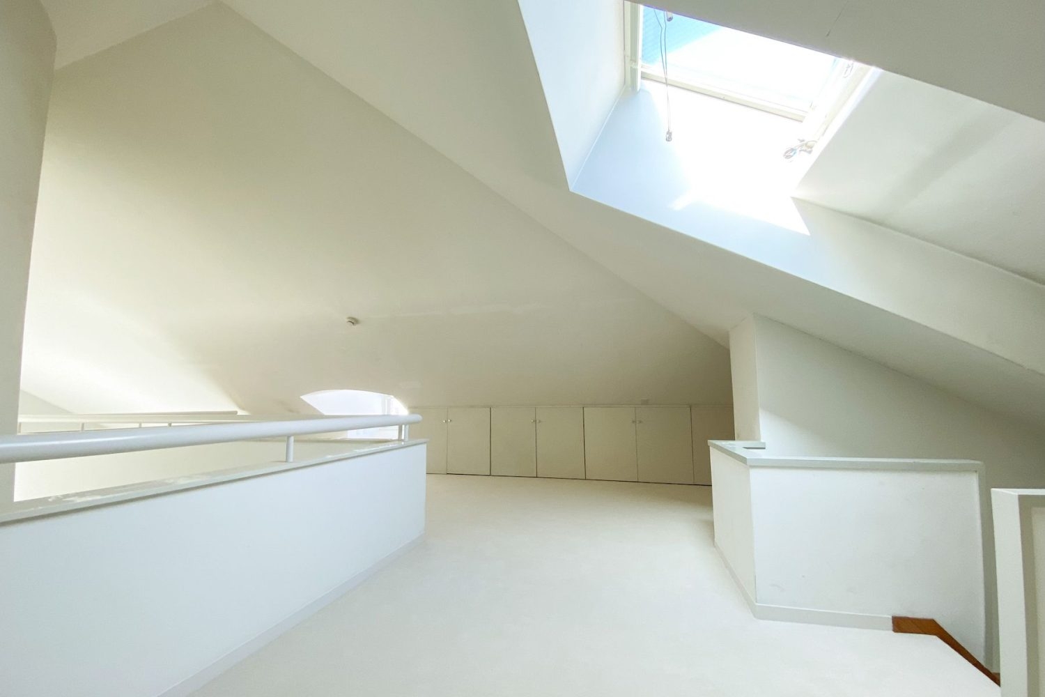 天窓から光が差し込むロフト