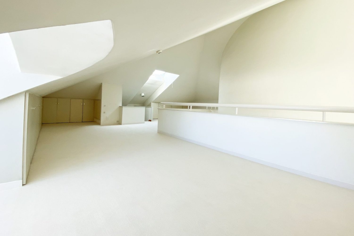 ロフトはホワイトカーペット