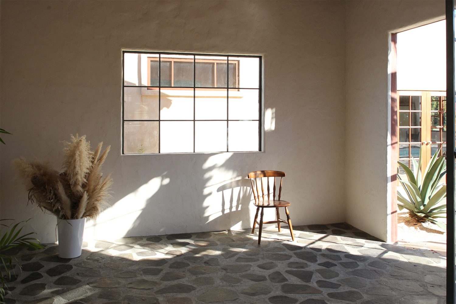 C棟 石の床の室内