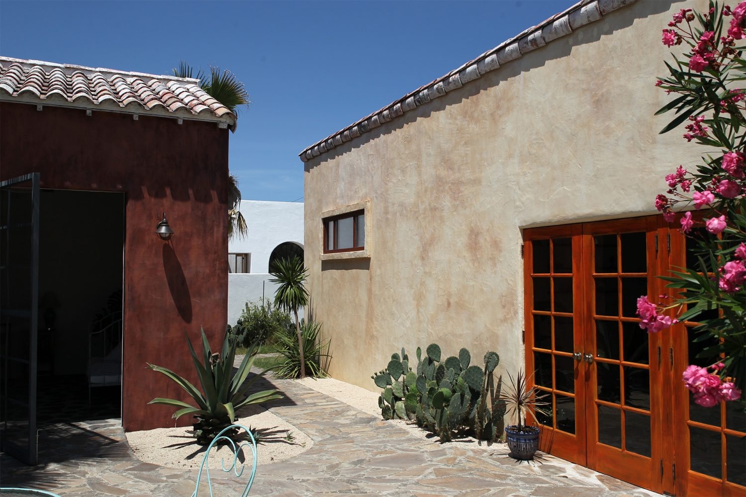 B棟 プール側から