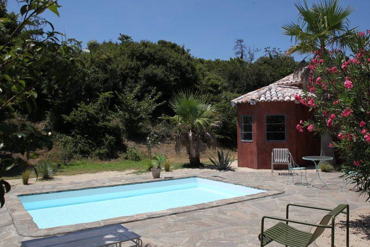 エントランス側からのプール