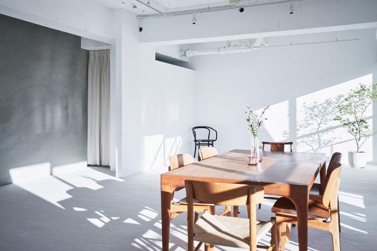 501 マットな白とモルタル壁