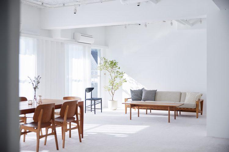 501 床はすべて白いカーペット