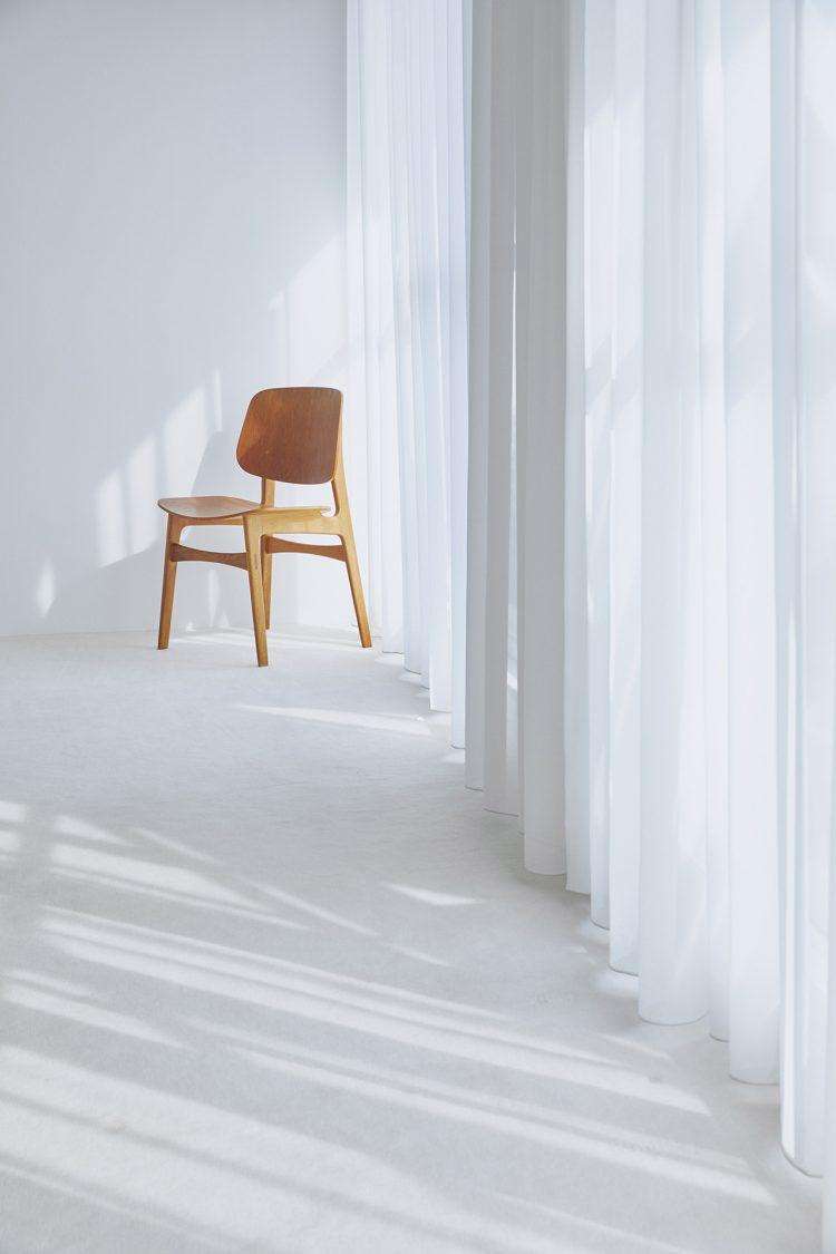 501 上質な絨毯に落ちる光