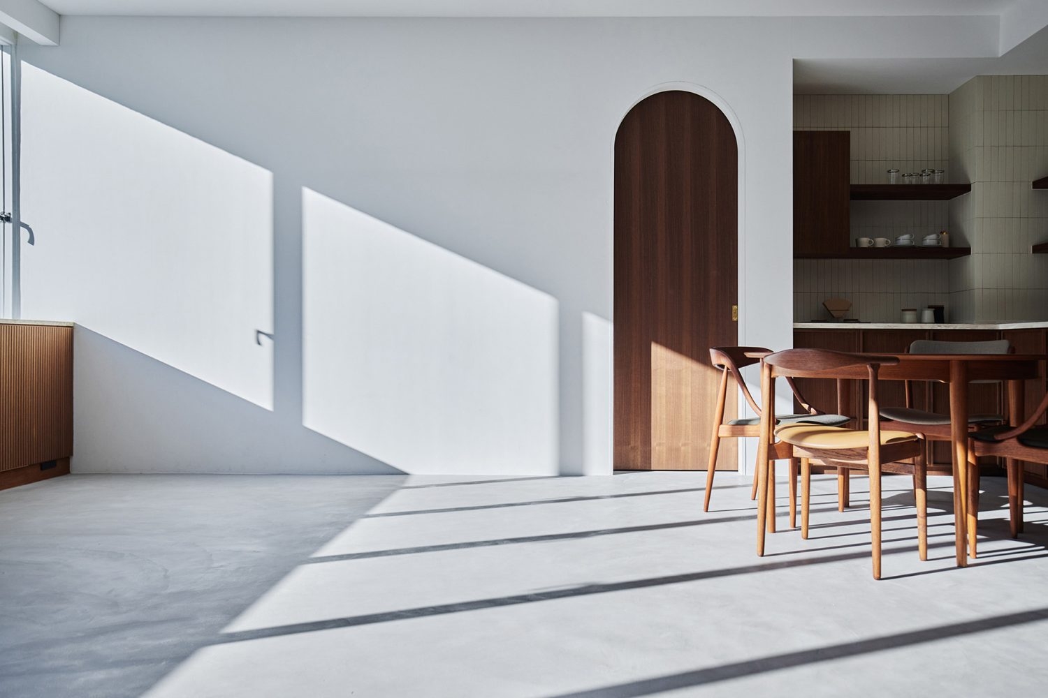 マットな白壁とサイド光