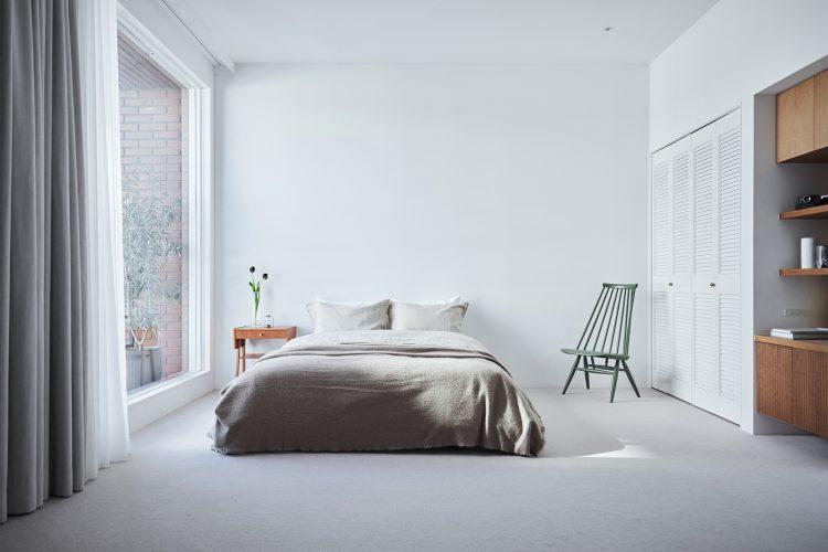 大きな窓のベッドルーム